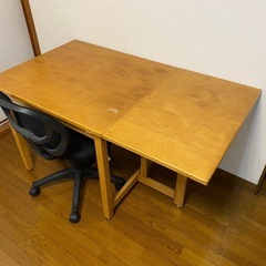 木製の机とデスクチェア