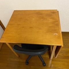 木製の机とデスクチェアの画像