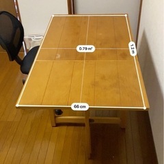 木製の机とデスクチェアの画像