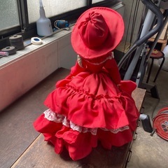 赤いドレスの人形の画像