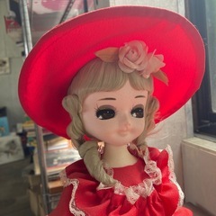 赤いドレスの人形の画像