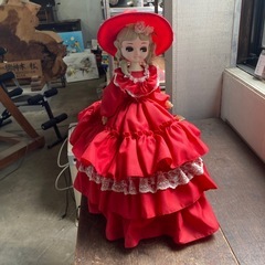 赤いドレスの人形