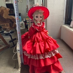 赤いドレスの人形の画像