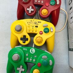 WII U ホリ製ルイージ+ピカチュウ+マリオのコントローラー　ケーブル各種のセットの画像