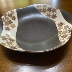 花と紅葉の模様の皿　２枚セットの画像