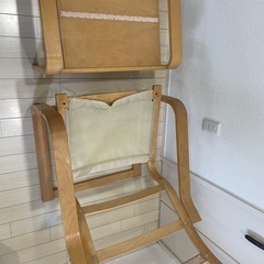 IKEAの人気の椅子ポエングと足置きの画像
