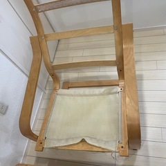 IKEAの人気の椅子ポエングと足置きの画像