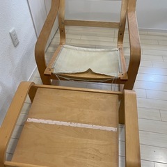 IKEAの人気の椅子ポエングと足置き