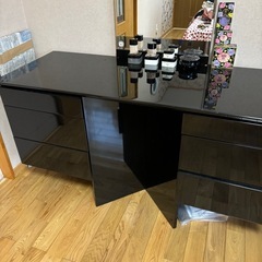 引越しの為ドレーサ　表面はピアノと同じ　　高級感で引き出しの中は赤 の画像