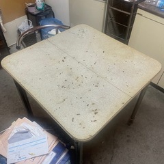 パイプ足テーブル

