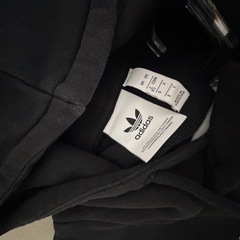 adidas パーカーの画像