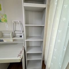 学習机、椅子、本棚の画像