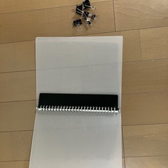 バインダーとダブルクリップ6つ