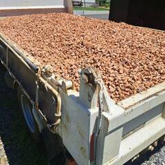 オレンジ 瓦チップ 外構 ガーデニング 2ｔダンプ配達 東御市～軽井沢町の画像