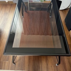 棚の木目がいい感じ！ガラステーブルの画像