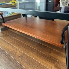 棚の木目がいい感じ！ガラステーブルの画像