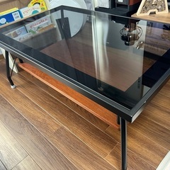 棚の木目がいい感じ！ガラステーブル
