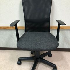 決まりました美品　オフィスチェアー　肘付き　メッシュタイプ　ブラ...