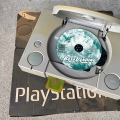 【ジャンク】プレイステーション 初期 PlayStation本体 (バスランディングのディスク付き)の画像