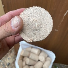 在庫がある今のうちに　差し上げます　木粉圧縮材　ブリケットの画像