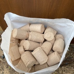 在庫がある今のうちに　差し上げます　木粉圧縮材　ブリケットの画像
