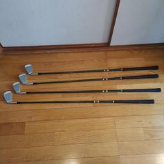 ゴルフセットとシューズの画像