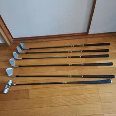 ゴルフセットとシューズの画像