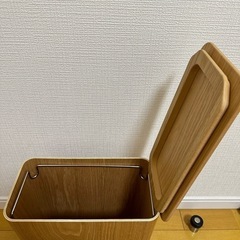 ゴミ箱、置き時計セットの画像