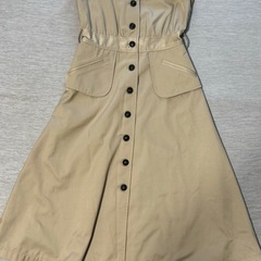 ベージュのワンピース