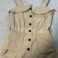 ベージュのワンピースの画像