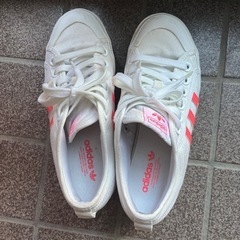 adidasスニーカー23.5の画像