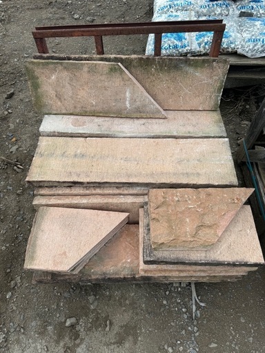 ピンク系砂岩敷石