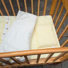 ベビーベッド、ベビー布団のセットの画像