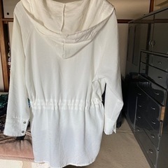 ホワイト】ライトアウター 着る日焼け止め ウエスト絞り フード付きの画像