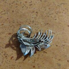 ★ブローチ・シルバーカラー・ストーン★の画像