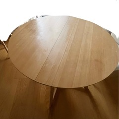 木製ダイニングテーブルの画像