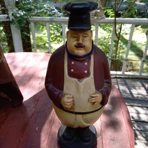 木彫りの人形の小物入れ