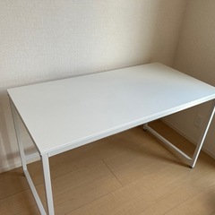 白い机