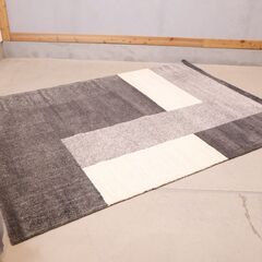 Prevell(プレーベル)のコンラッド ウィルトン織ラグ 160×230。柔らかなポリエステル糸を使用した心地よい手触りのカーペット。大胆なパターンとコントラストの効いた配色は空間のアクセントに♪ の画像