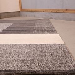 Prevell(プレーベル)のコンラッド ウィルトン織ラグ 160×230。柔らかなポリエステル糸を使用した心地よい手触りのカーペット。大胆なパターンとコントラストの効いた配色は空間のアクセントに♪ の画像