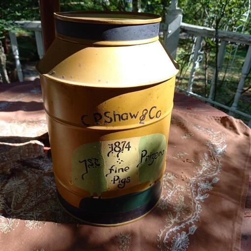 アンティークの丸缶の穀類入れ