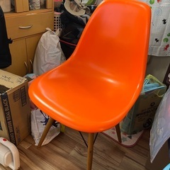オレンジの椅子