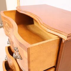 エレガントな4段チェストです。エレガントなイタリア象嵌細工の洋