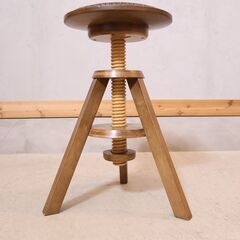 unico(ウニコ)のVOLTA(ボルタ) 回転スツールです。高さ調整も可能で天板