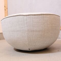 ACTUS(アクタス)NATADORA(ナタドラ)コレクション FABLE(ファブル)オットマンです。クラシックなボウル形のスツールはソファのオットマンとしてはもちろん寝室やちょっとしたスペースにも！の画像