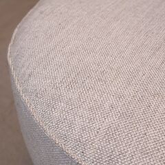 ACTUS(アクタス)NATADORA(ナタドラ)コレクション FABLE(ファブル)オットマンです。クラシックなボウル形のスツールはソファのオットマンとしてはもちろん寝室やちょっとしたスペースにも！の画像