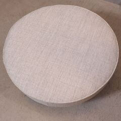 ACTUS(アクタス)NATADORA(ナタドラ)コレクション FABLE(ファブル)オットマンです。クラシックなボウル形のスツールはソファのオットマンとしてはもちろん寝室やちょっとしたスペースにも！の画像