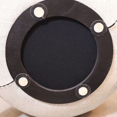 ACTUS(アクタス)NATADORA(ナタドラ)コレクション FABLE(ファブル)オットマンです。クラシックなボウル形のスツールはソファのオットマンとしてはもちろん寝室やちょっとしたスペースにも！の画像