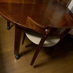 ダイニングテーブルと椅子の画像