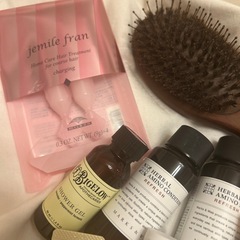 詰め合わせ　ヘアブラシ　トリートメント美容液　イブサンローラン等の画像